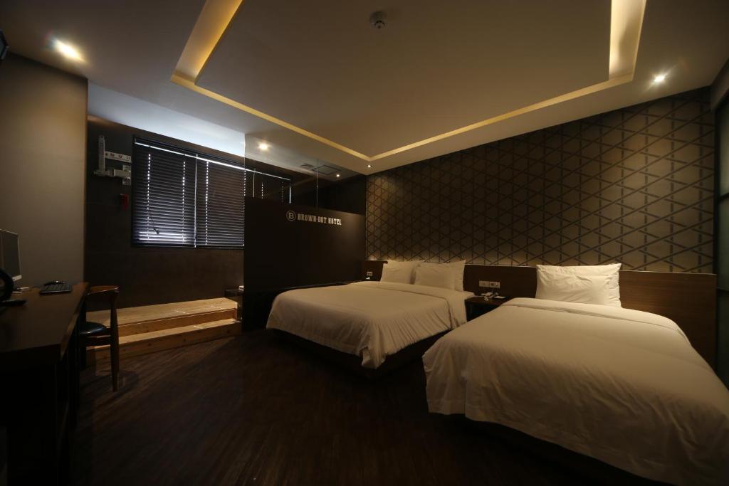 Postel nebo postele na pokoji v ubytování Beomil Brown Dot Hotel