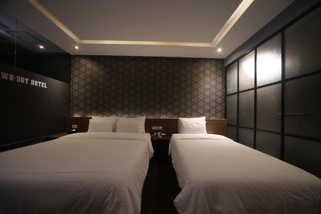 Postel nebo postele na pokoji v ubytování Beomil Brown Dot Hotel