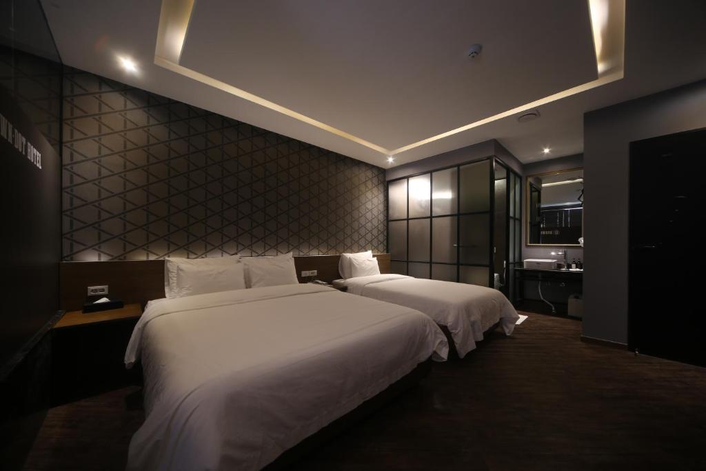 Postel nebo postele na pokoji v ubytování Beomil Brown Dot Hotel