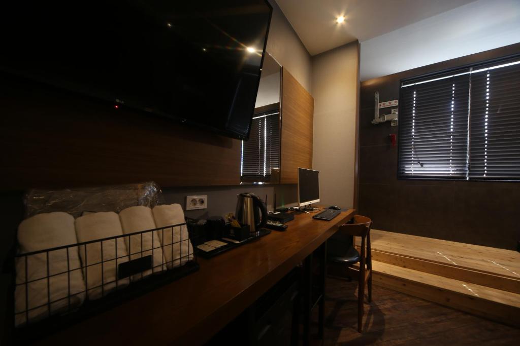 TV a/nebo společenská místnost v ubytování Beomil Brown Dot Hotel
