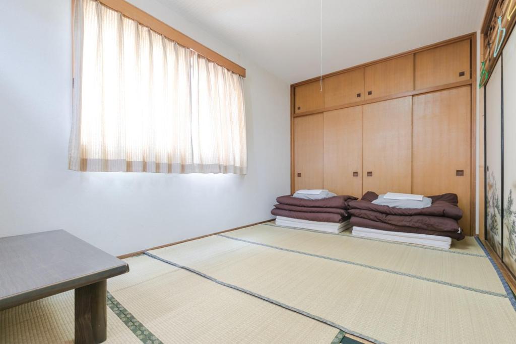 Postel nebo postele na pokoji v ubytování Travellersdou Kirinya