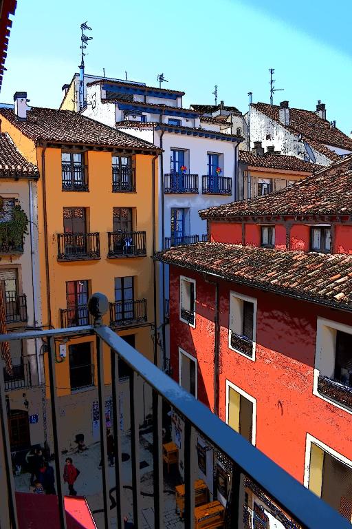 洛格羅尼奧的住宿－Los Tejados de Laurel，阳台享有一组建筑的景致。