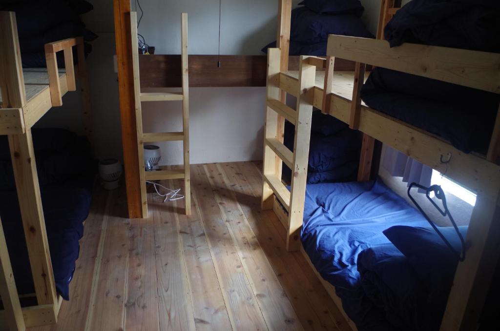an overhead view of a room with bunk beds at Kusatsu Onsen Guesthouse Gyoten in Kusatsu