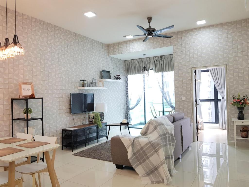 uma sala de estar com um sofá e uma mesa em Richbaliz Homestay @ Selayang Residence 280 em Batu Caves