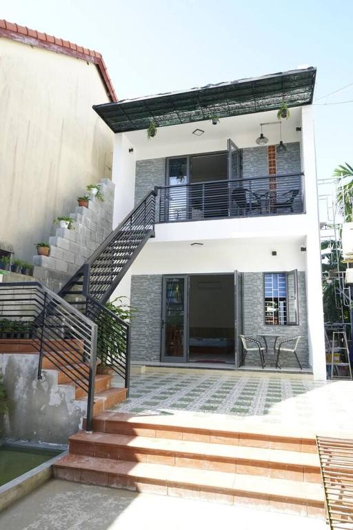 会安Kha Nguyen Apartment 2-Near Hoi An Old town的白色的房子,设有楼梯和阳台