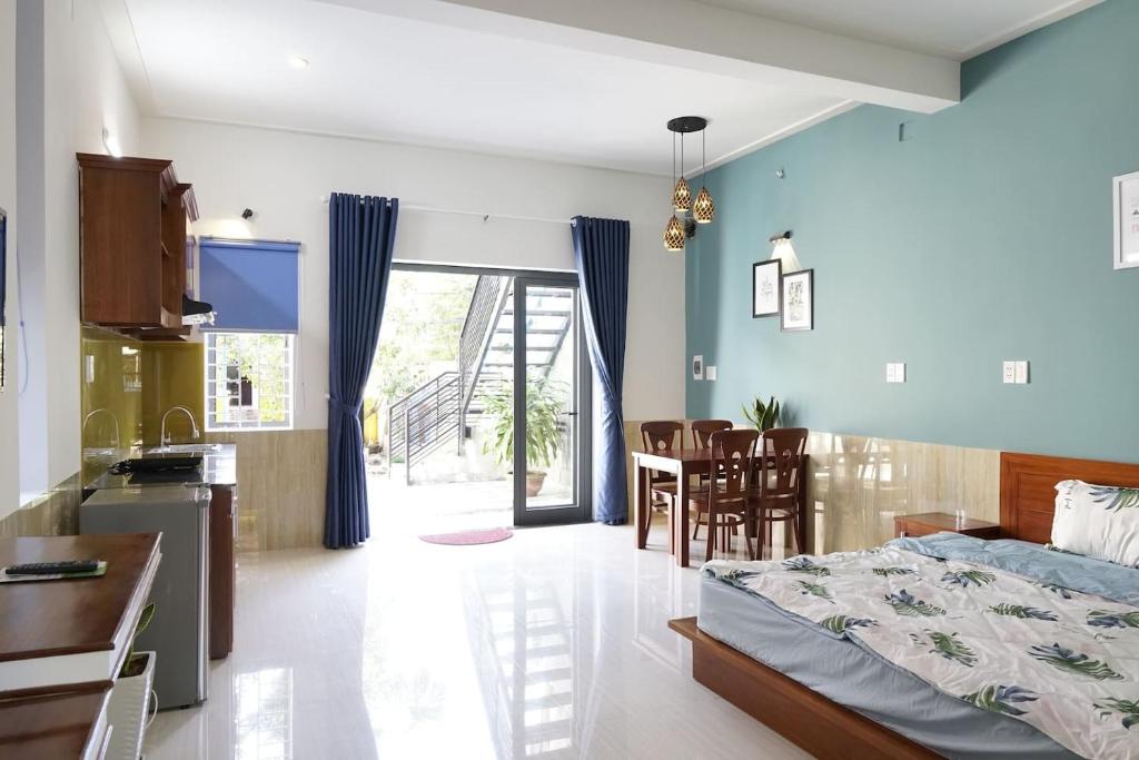会安Kha Nguyen Apartment 2-Near Hoi An Old town的一间带床的卧室和一间带桌子的厨房