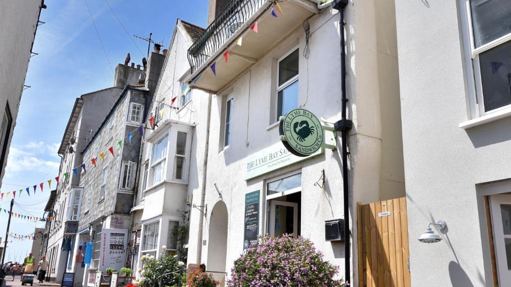 Apt 1, 16 Marine Parade