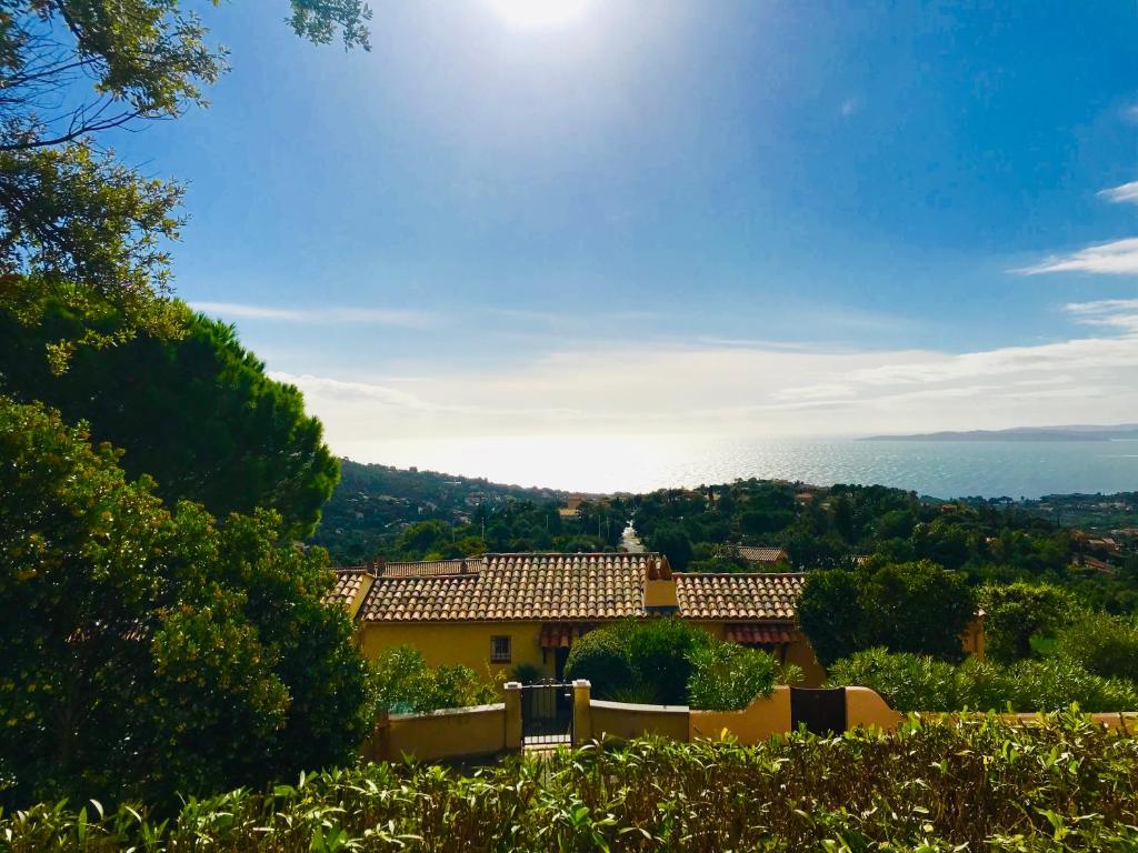 une maison sur une colline avec vue sur l'océan dans l'établissement Residence le village, aux Issambres