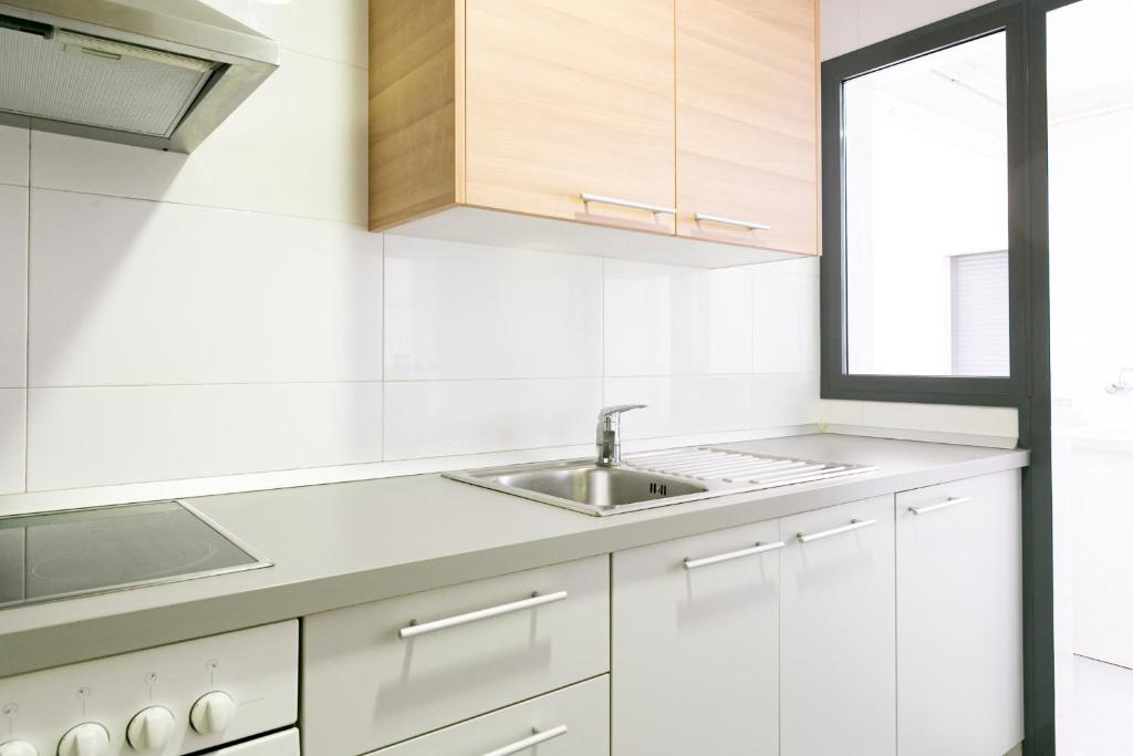 A kitchen or kitchenette at Apartamento Málaga Litoral Beach II