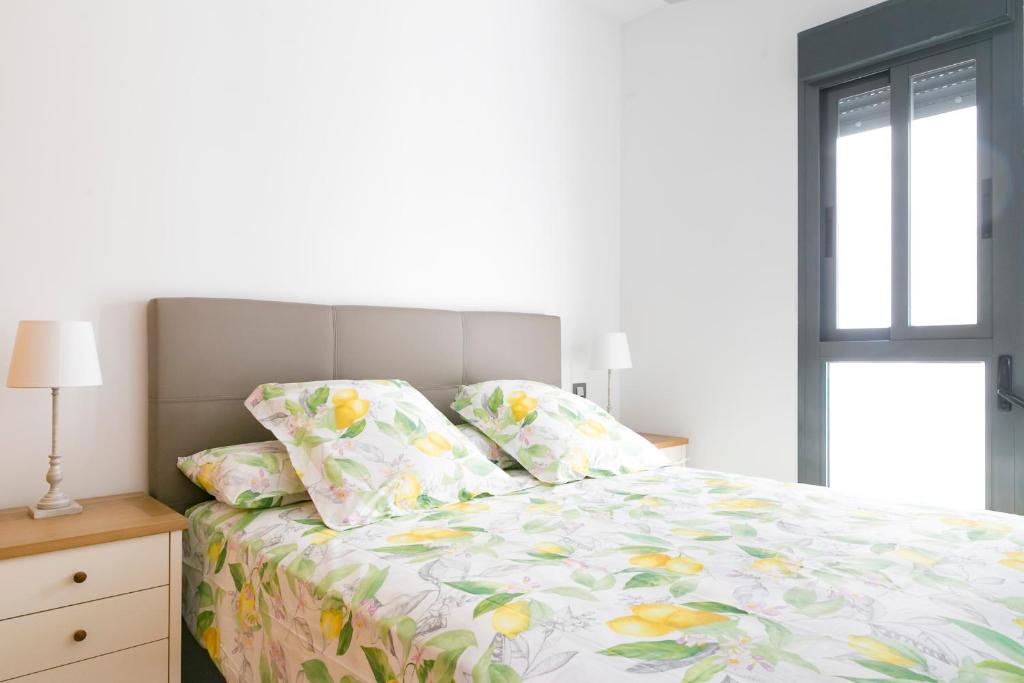 A bed or beds in a room at Apartamento Málaga Litoral Beach II