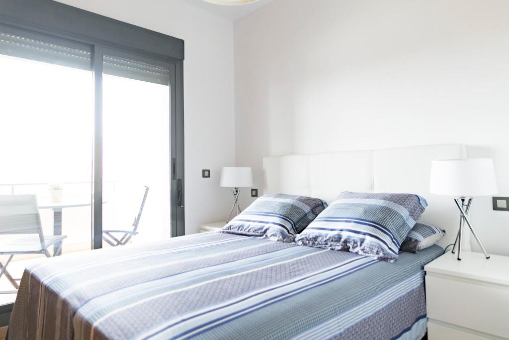 A bed or beds in a room at Apartamento Málaga Litoral Beach II