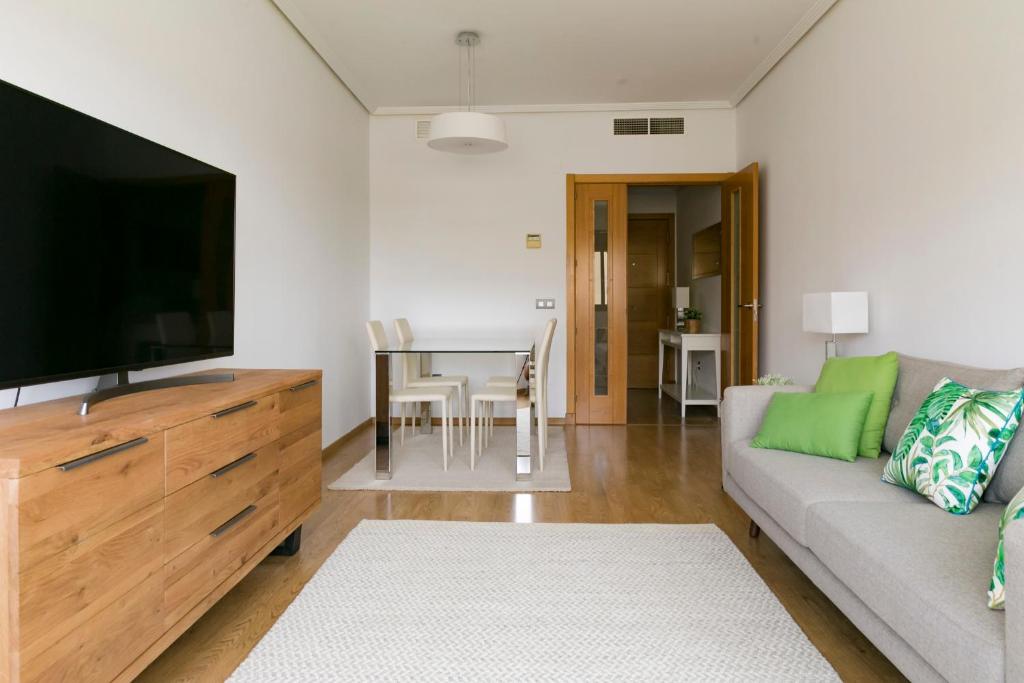 A television and/or entertainment centre at Apartamento Málaga Litoral Beach II