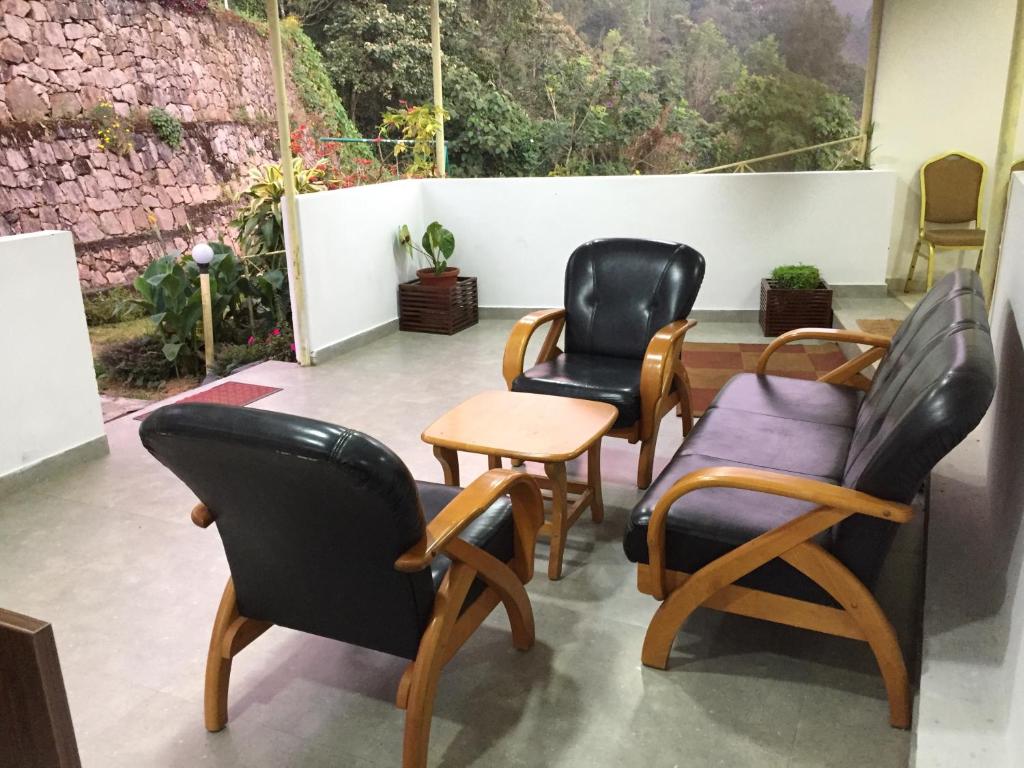 Posezení v ubytování The Cliff Resort, Munnar