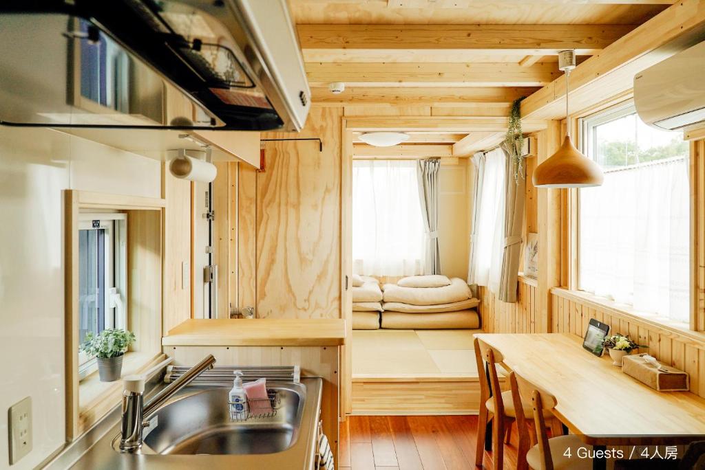 una cocina y comedor en una casa pequeña en Jstyle STAY Furano en Furano