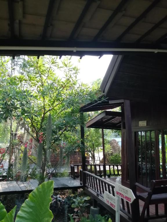 Rustic Charm Suphan - Chalet