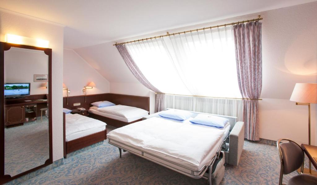 Postel nebo postele na pokoji v ubytování Leine Hotel