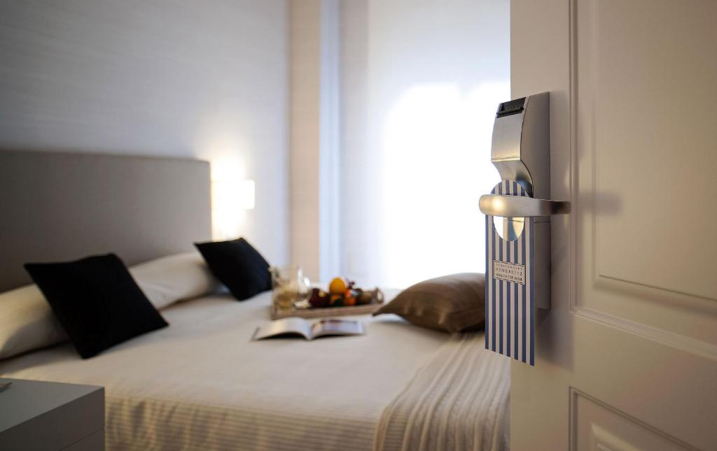 - une chambre avec un grand lit et une fenêtre dans l'établissement B&B Blanc, à Pescara