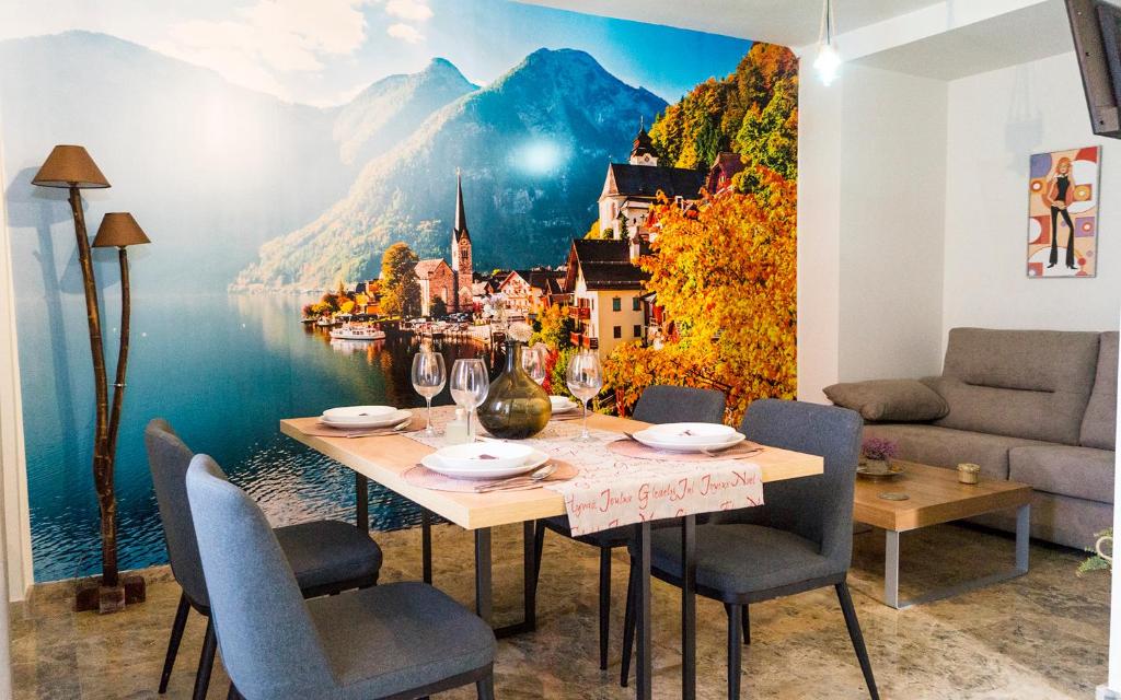 een eetkamer met een tafel met een gelijknamig uitzicht op een stad bij Capitulares 2 in Córdoba