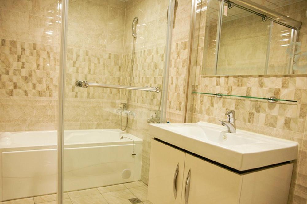 新豐鄉的住宿－青葉大旅館，浴室配有水槽、淋浴和浴缸。