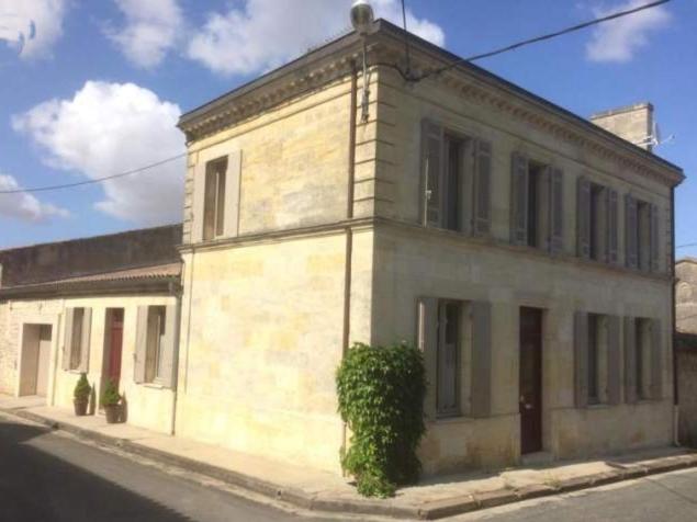 サンテステフにあるAu cœur des vignoblesの通り側の白い古い建物