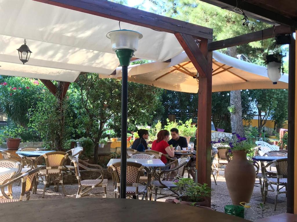 Reštaurácia alebo iné gastronomické zariadenie v ubytovaní Villa Carla