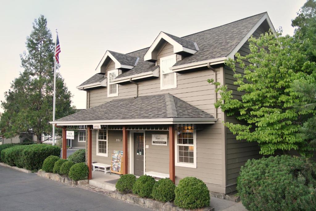 un edificio con una bandera a un lado. en Wine Country Inn, en Jacksonville