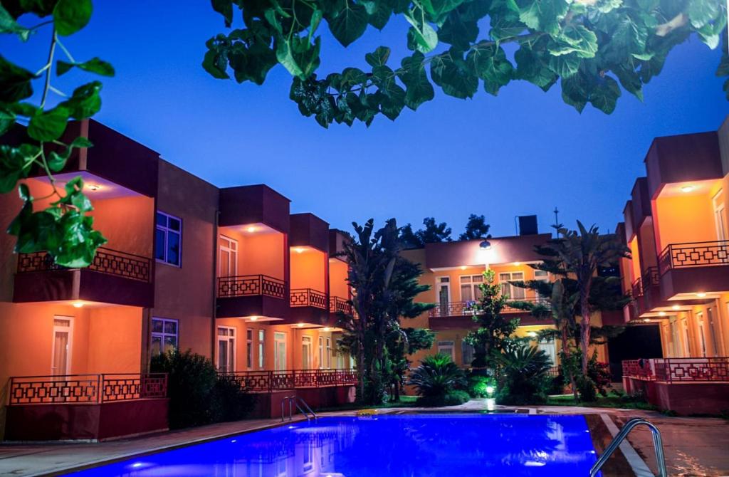 كاميوفا موتل في كيمير: فندق فيه مسبح امام مبنى
