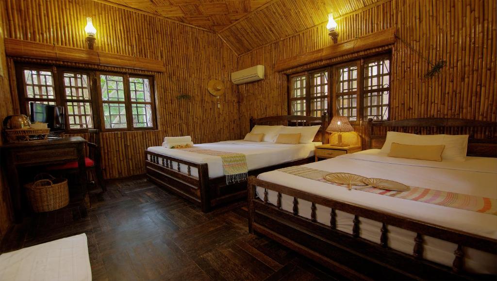 Postel nebo postele na pokoji v ubytování Palm Village Resort & Spa