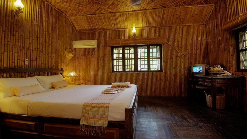 Postel nebo postele na pokoji v ubytování Palm Village Resort & Spa