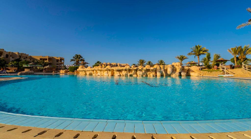 Bazén v ubytování Blend Elphistone Resort Marsa Alam nebo v jeho okolí