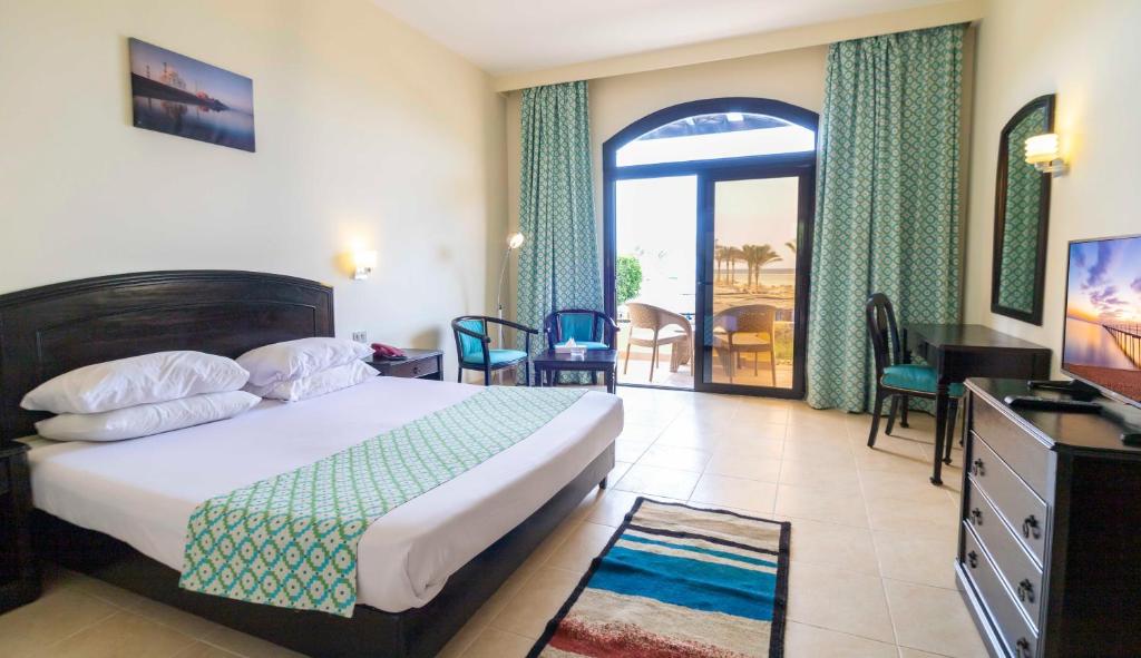 Postel nebo postele na pokoji v ubytování Blend Elphistone Resort Marsa Alam