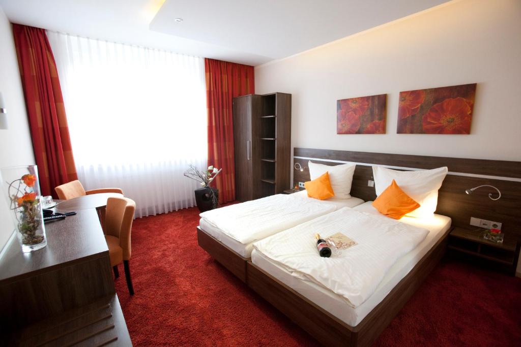 Postel nebo postele na pokoji v ubytování Hotel Schmidt am Markt