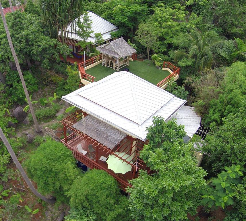 an overhead view of a house with a white roof at la Cigale in Koh Tao