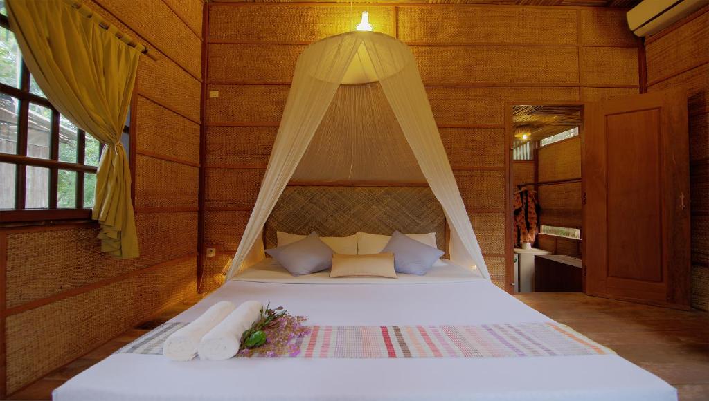 Postel nebo postele na pokoji v ubytování Palm Village Resort & Spa