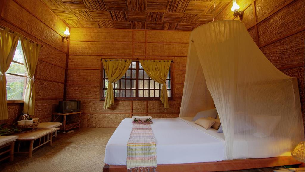 Postel nebo postele na pokoji v ubytování Palm Village Resort & Spa