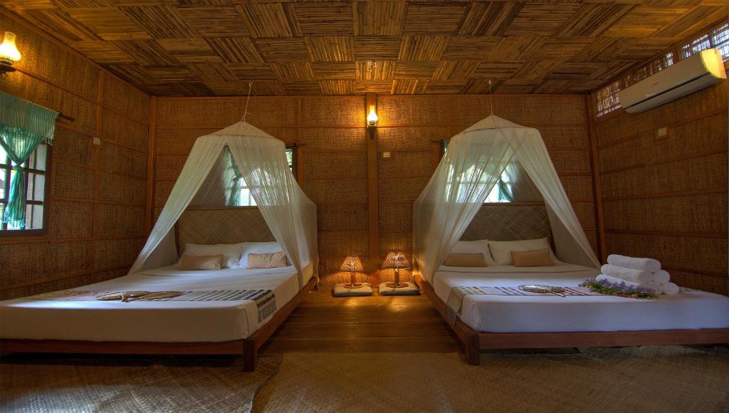 Postel nebo postele na pokoji v ubytování Palm Village Resort & Spa