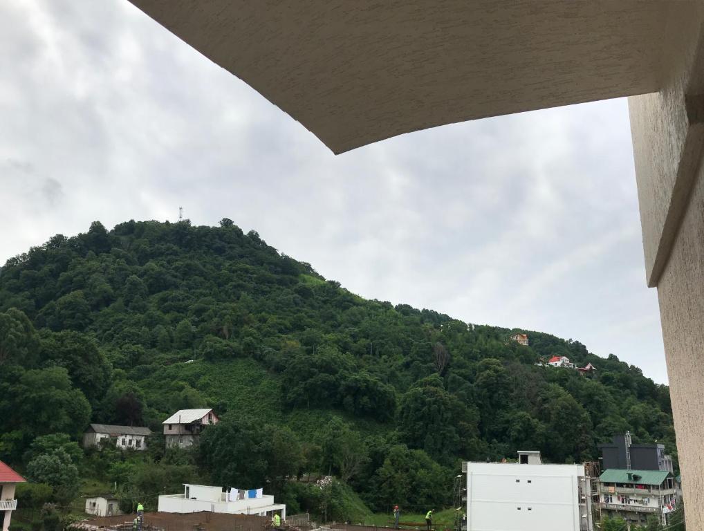 Nespecifikovaný výhled na hory nebo výhled na hory při pohledu z hotelu