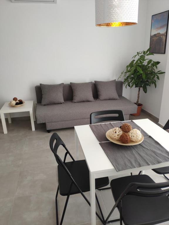 - un salon avec une table et un canapé dans l'établissement Relax and enjoy in brand new beach apartment I, à Los Llanos