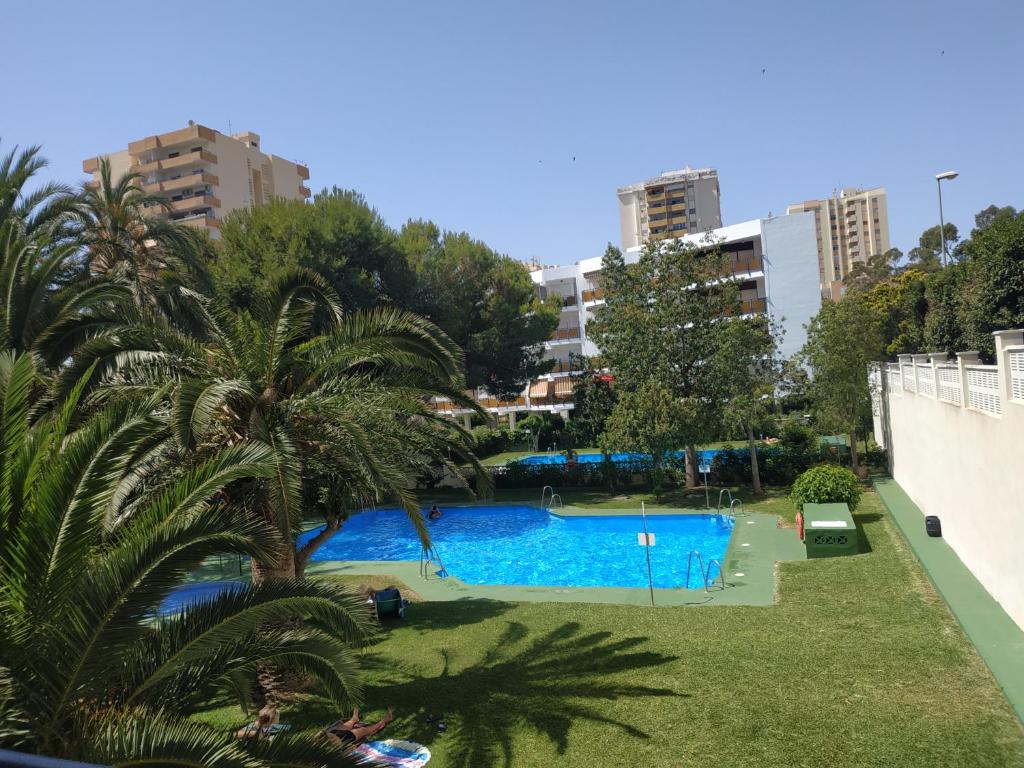 widok na basen z balkonu apartamentu w obiekcie geminis ONE w mieście Aguadulce