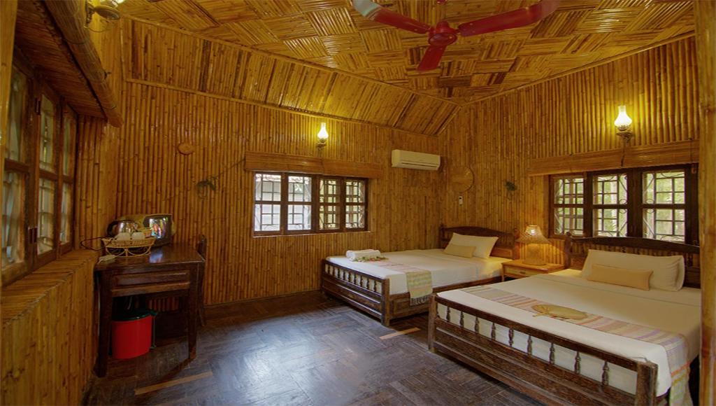 Postel nebo postele na pokoji v ubytování Palm Village Resort & Spa