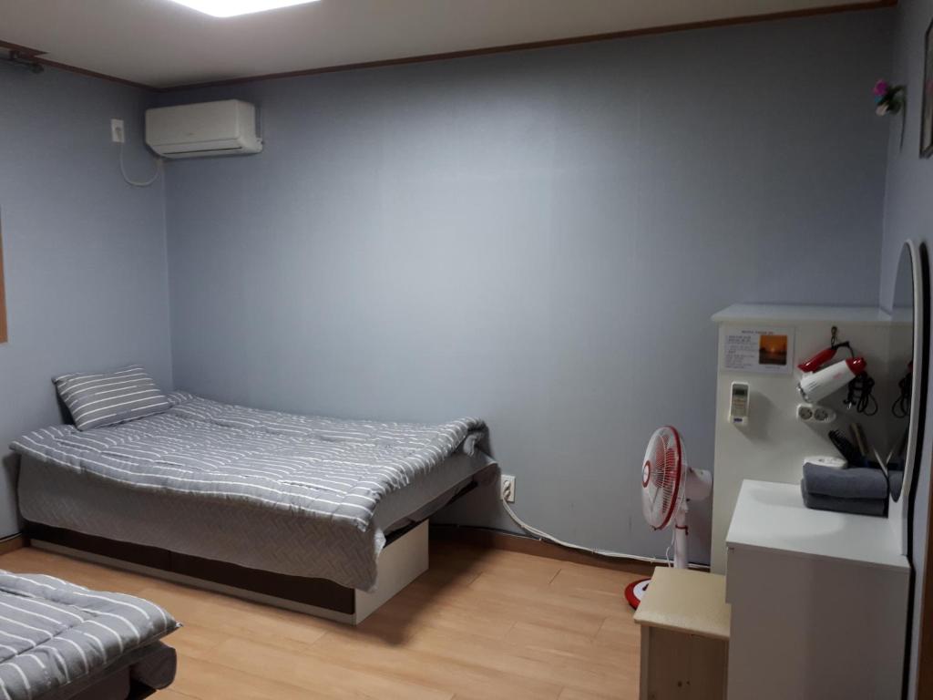 Postel nebo postele na pokoji v ubytování 울산 동구 조용한 숙소