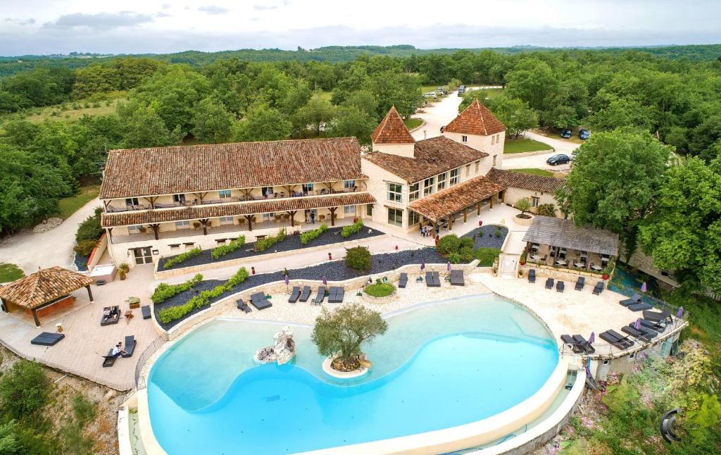 Bazén v ubytování Le Belvédère Hotel et Bien être nebo v jeho okolí