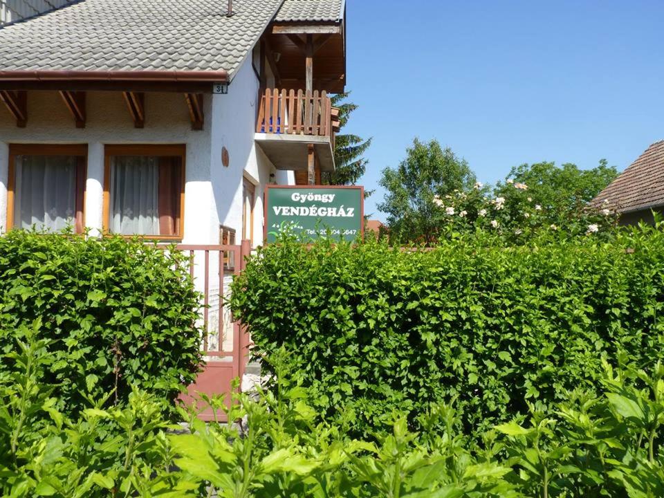 una señal frente a una casa con arbustos en Gyöngy Vendégház, en Szekszárd