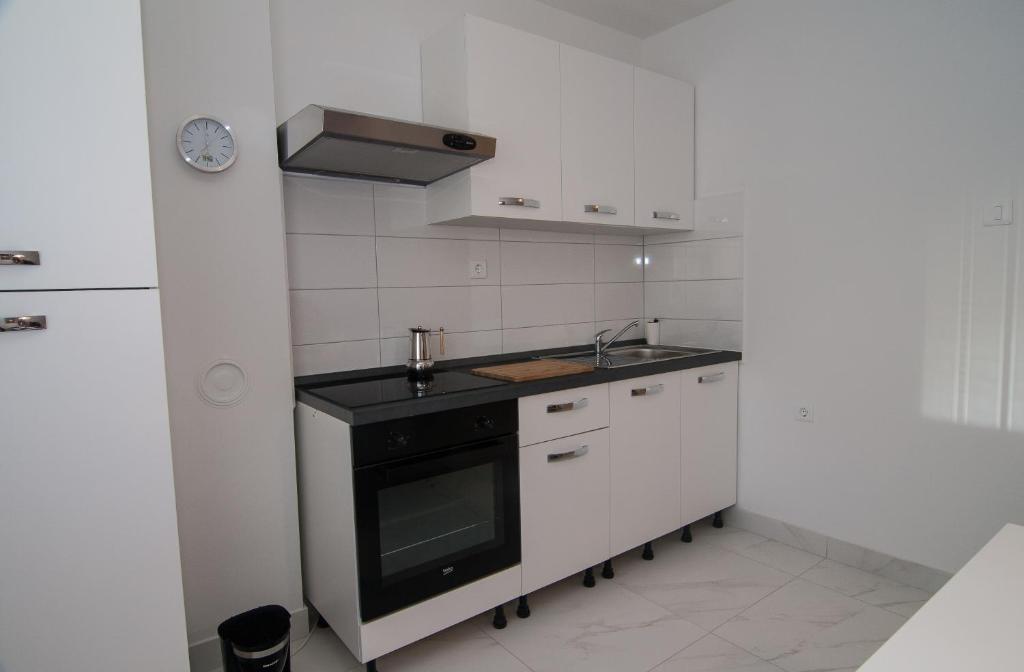 Kuchnia lub aneks kuchenny w obiekcie New renovated apartment 15 min from beach on foot