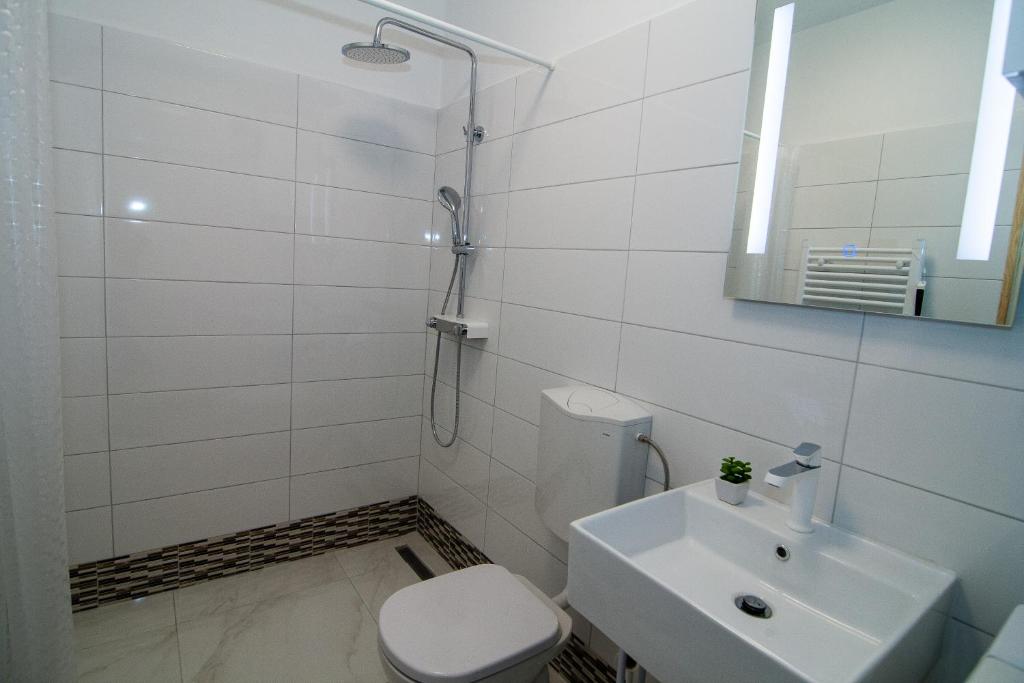 Łazienka w obiekcie New renovated apartment 15 min from beach on foot
