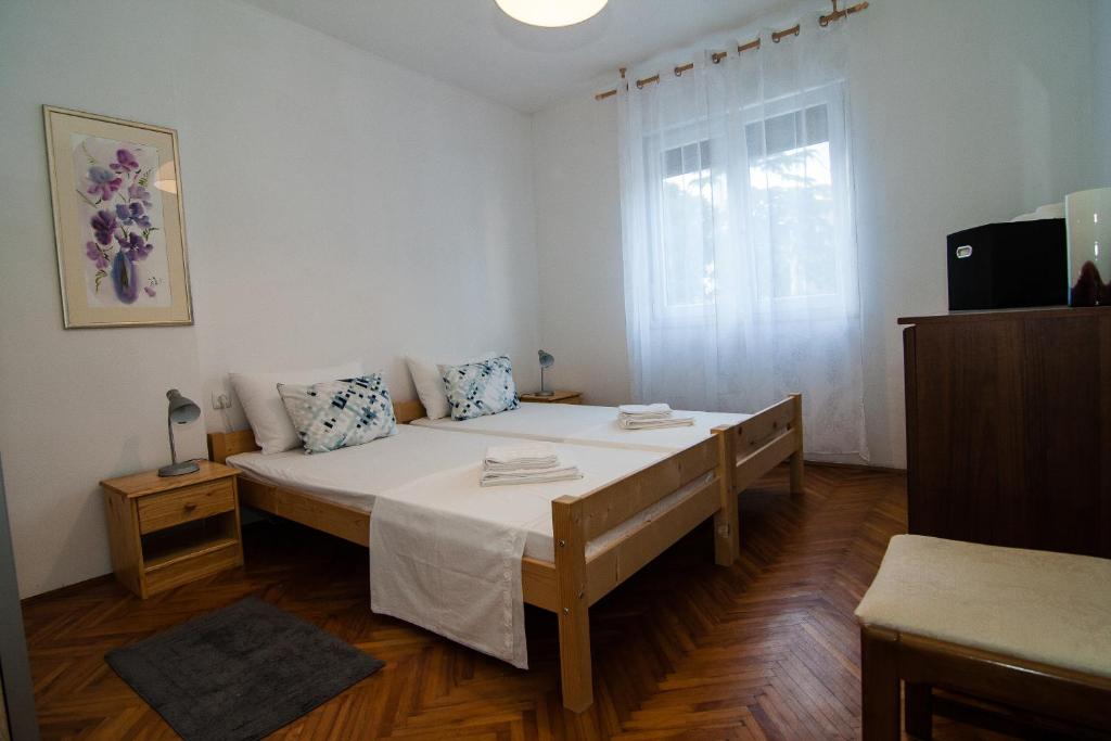 sypialnia z łóżkiem i oknem w obiekcie New renovated apartment 15 min from beach on foot w Puli