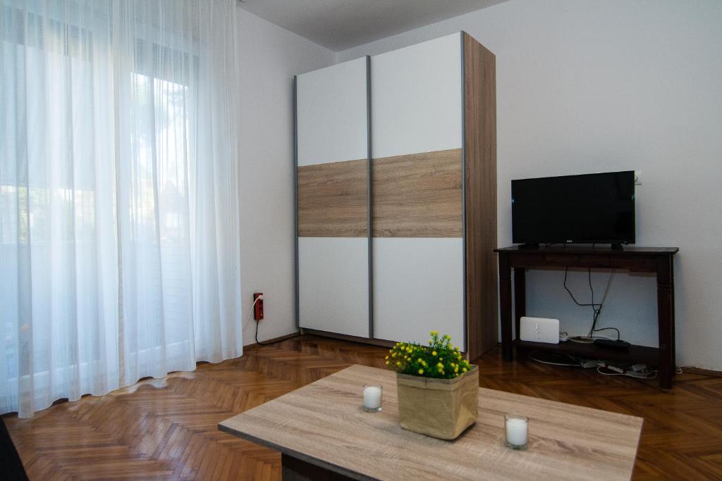 Telewizja i/lub zestaw kina domowego w obiekcie New renovated apartment 15 min from beach on foot