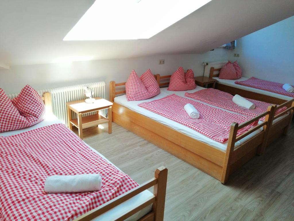 Postel nebo postele na pokoji v ubytování Luise Wehrenfennig & Haus EvA