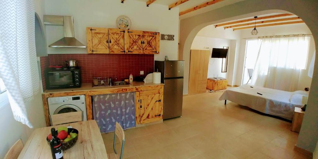una cucina con piano cottura e frigorifero in una stanza di BEAUTIFUL HOUSE OF PSINTHOS a Psinthos