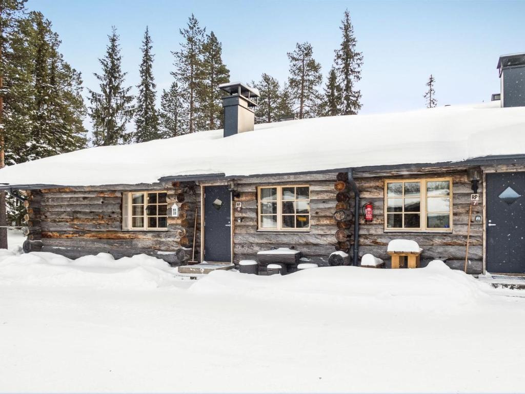 ルカにあるHoliday Home Rukanpovi 6 by Interhomeの雪の丸太小屋